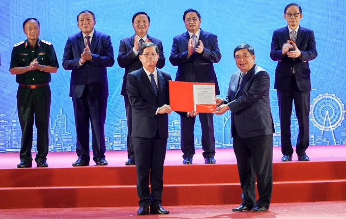 Bộ trưởng Bộ Kế hoạch và Đầu tư Nguyễn Chí Dũng trao quyết định chấp thuận chủ trương đầu tư dự án cho Chủ tịch UBND tỉnh Khánh Hòa Nguyễn Tấn Tuân, hồi đầu tháng 4-2023