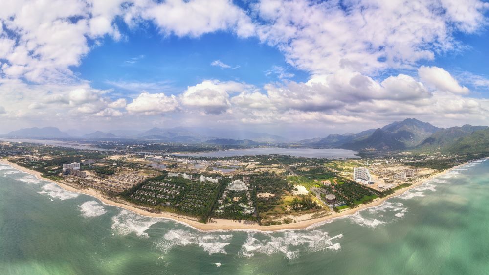 Trong thời gian tới, Khánh Hòa tập trung thu hút nhà đầu tư đối với ba vùng trọng điểm, động lực phát triển của tỉnh gồm: Khu kinh tế Vân Phong, thành phố Nha Trang và khu vực vịnh Cam Ranh.